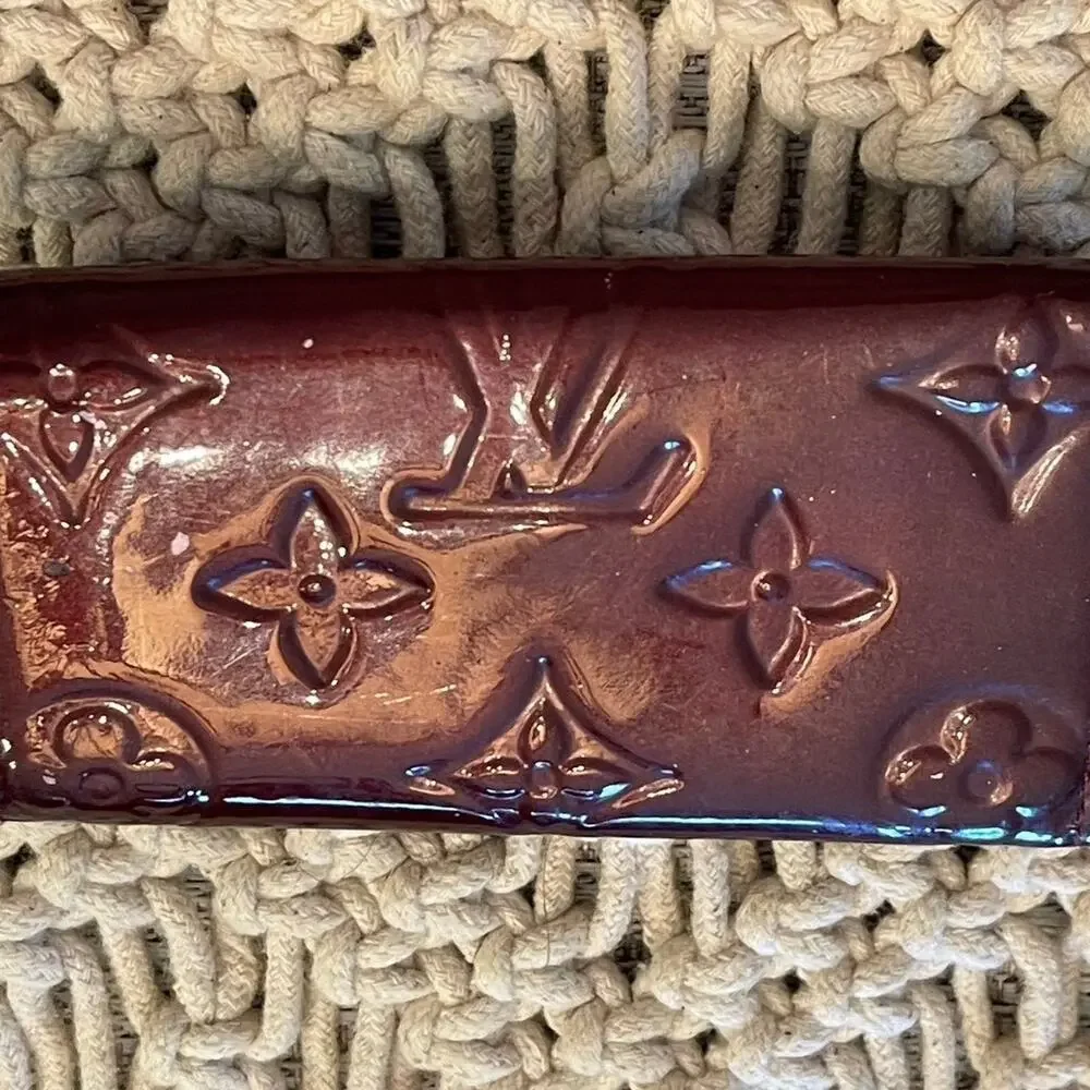 Authentic Louis Vuitton Vernis 4 Key Case in Amaranth (Burgundy red)